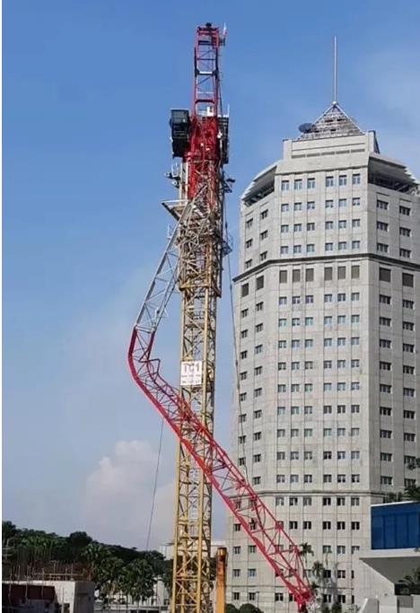 新加坡工地10层楼高塔吊坍塌致死！目击者爆料